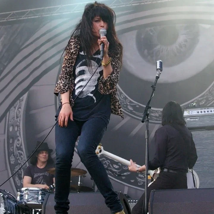The Dead Weather live: Alison Mosshart on vocals, Jack White on drums