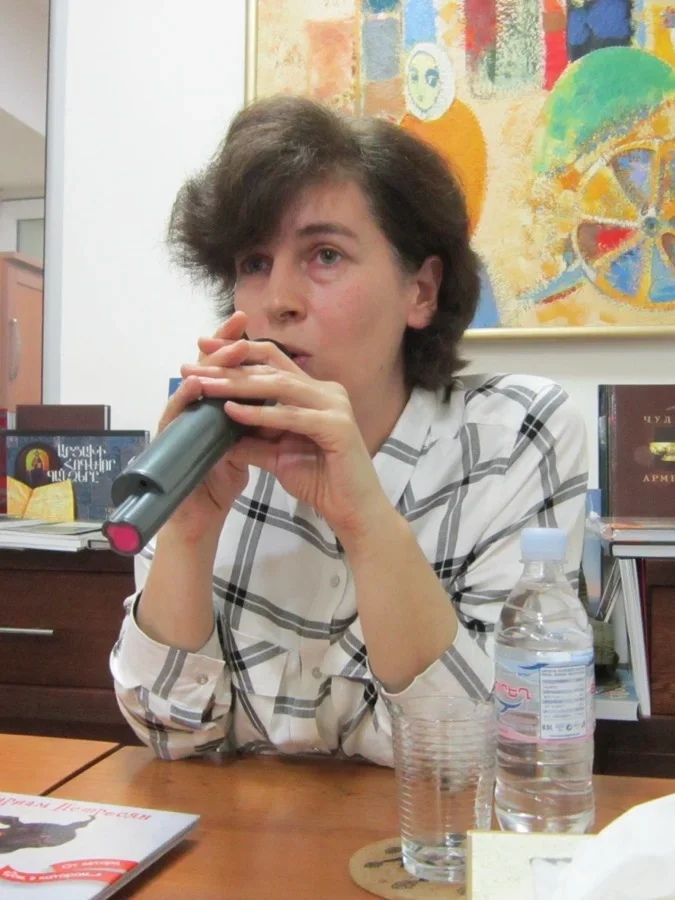 Photograph of Mariam Petrosyan at a readers' meeting, 2016